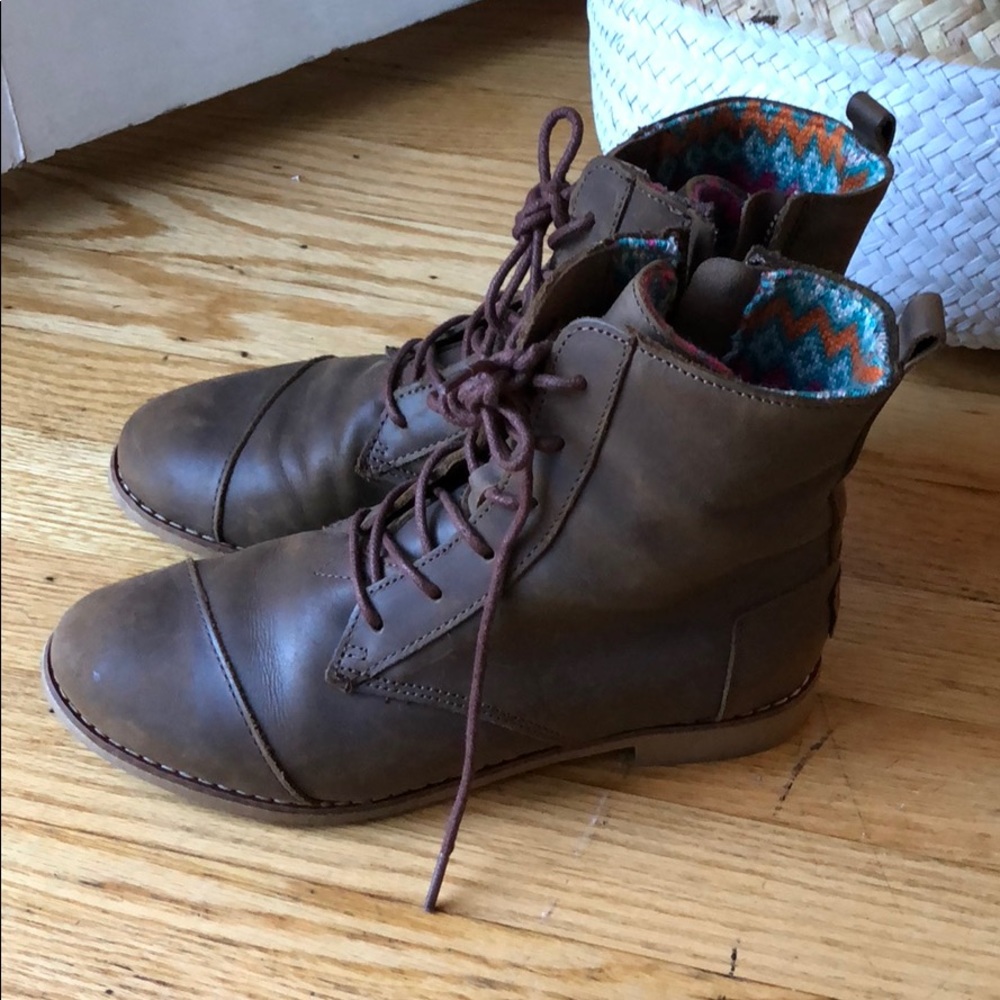 Toms leather lace up boots.